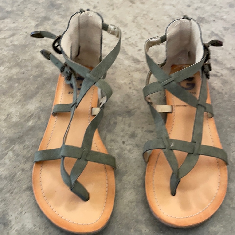 Guess sandals size 8